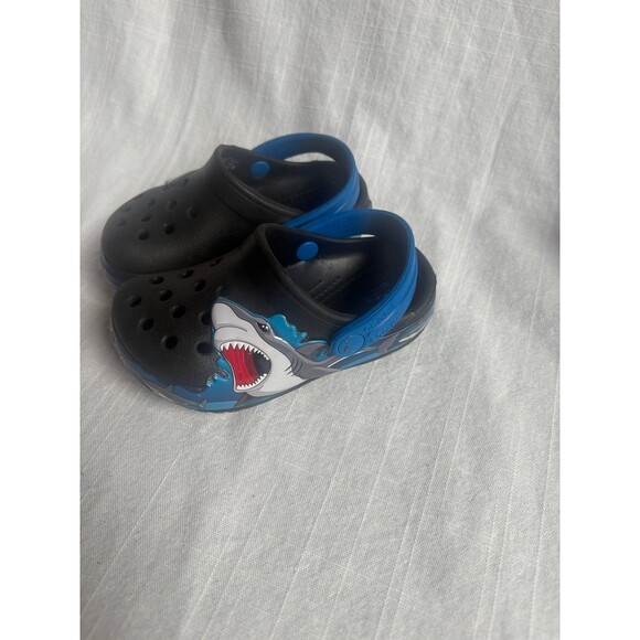 Crocs little kid size c 6 blue light up shark shoes - Picture 4 of 6